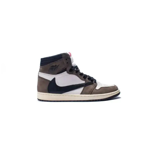Air Jordan 1 Dark Mocha visto de lado, mostrando detalhes do couro e do swoosh invertido
