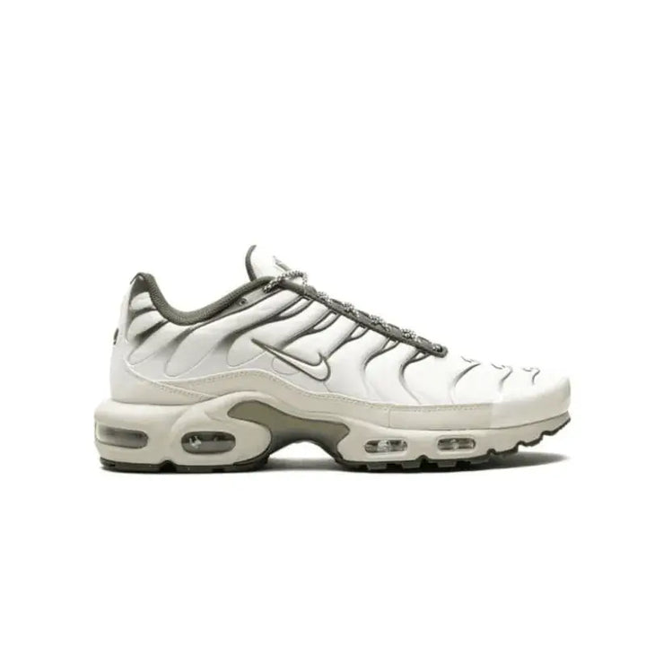 Air Max TN Plus Bone Olive cano baixo e estilo propio.