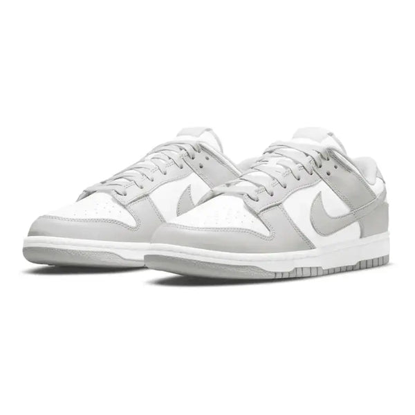 Nike Dunk Low Grey Fog visto na diagonal, mostrando os detalhes do couro premium e a silhueta clássica do modelo