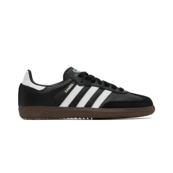 Adidas Samba OG Black visto pela lateral, com cabedal em couro preto e as clássicas três listras brancas da marca.