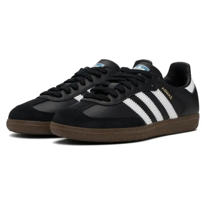 Adidas Samba OG Black em ângulo diagonal, destacando o formato slim e o contraste entre couro e suede no cabedal.