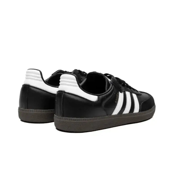 Adidas Samba OG Black em ângulo traseiro diagonal, unindo o visual esportivo clássico ao toque refinado do streetwear atual.