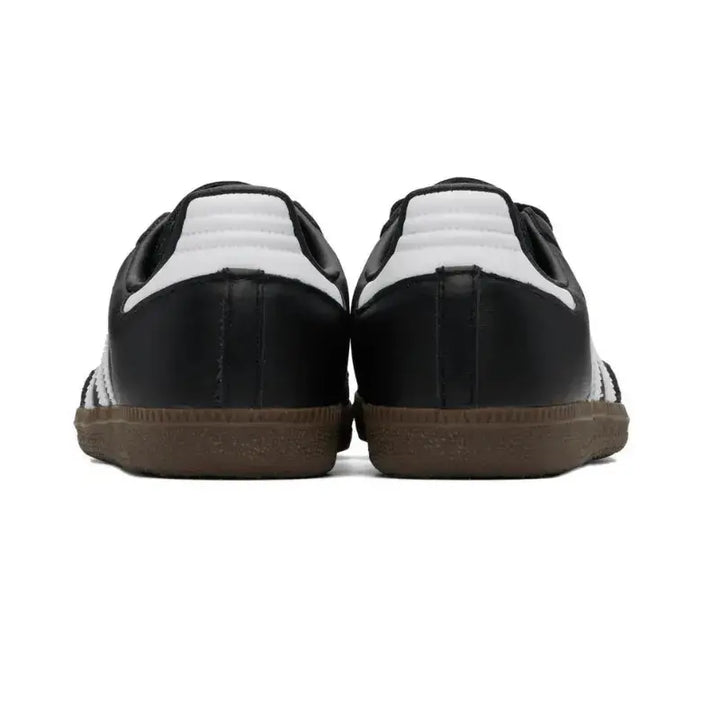 Adidas Samba OG Black pela parte traseira, mostrando o contraforte reforçado e a costura limpa do calcanhar.