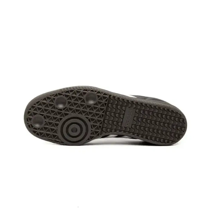 Adidas Samba OG Black com solado gum visto por baixo, revelando o padrão de tração retrô e textura antiderrapante.