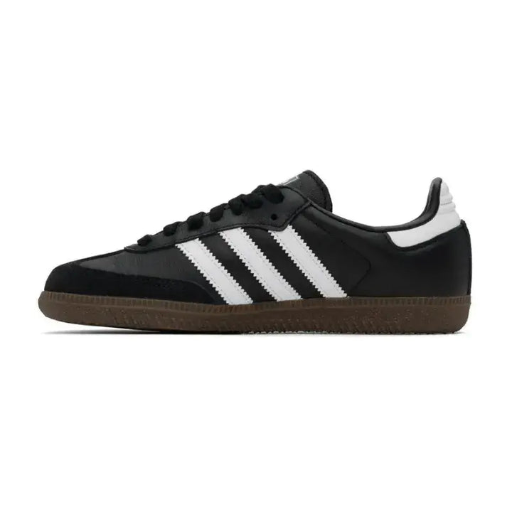 Adidas Samba OG Black pelo lado esquerdo, evidenciando o perfil vintage e os detalhes em suede escuro na parte frontal.