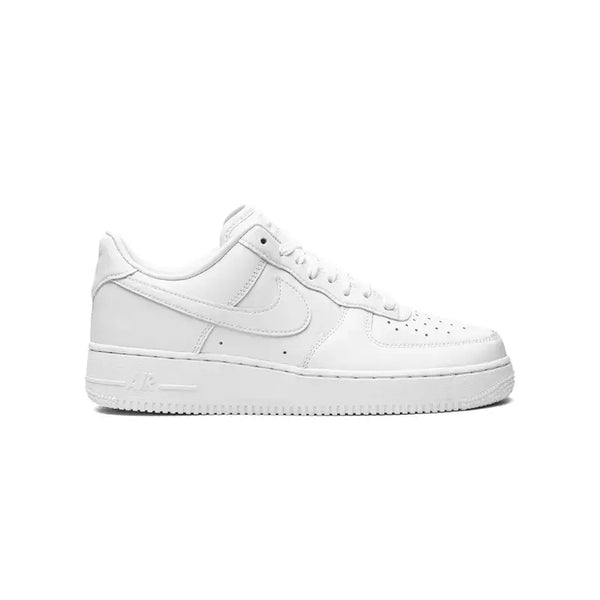 Vista lateral do Air Force 1 Low '07 Fresh destacando o design branco monocromático e o swoosh clássico
