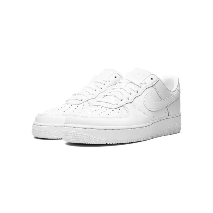 Imagem em ângulo do Air Force 1 Low '07 Fresh com detalhes do cabedal e bico arredondado