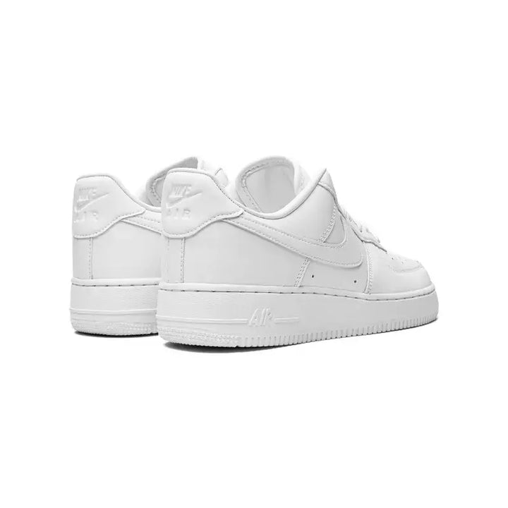Imagem diagonal do calcanhar ao swoosh lateral do Air Force 1 Low '07 Fresh