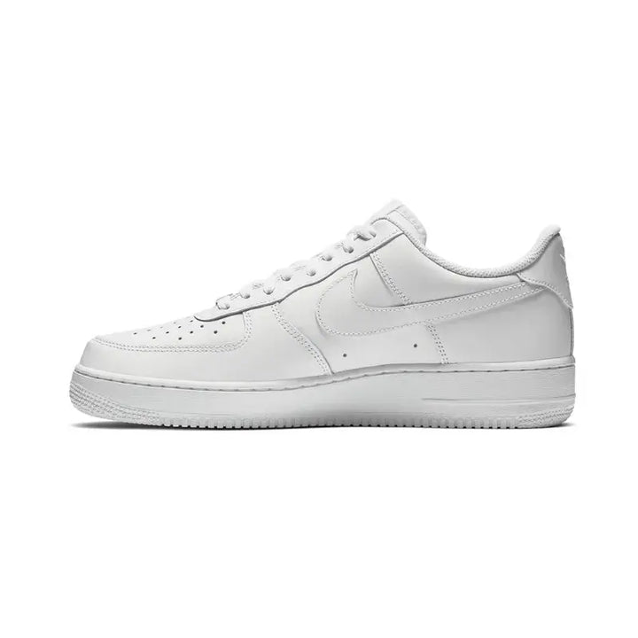 Lado esquerdo do Air Force 1 Low '07 Fresh em couro branco com costuras minimalistas