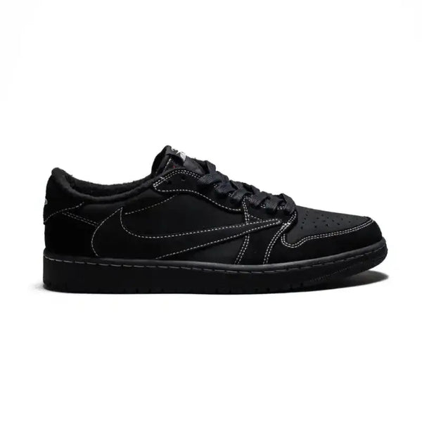 Air Jordan 1 Low OG TS Black Phantom visto lateralmente, destacando o swoosh invertido e a camurça preta.