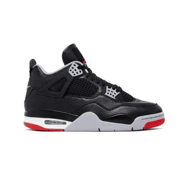 Air Jordan 4 Bred Reimagined visto pela lateral, com cabedal em couro preto e entressola com detalhes vermelhos icônicos.