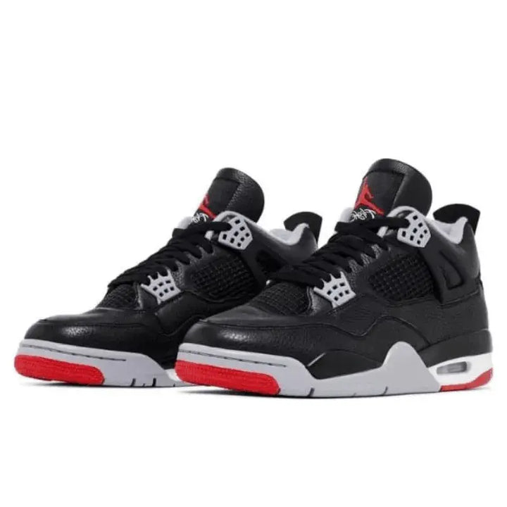 Air Jordan 4 Bred Reimagined em ângulo diagonal frontal, destacando a estrutura reforçada e o clássico lace system com mesh.