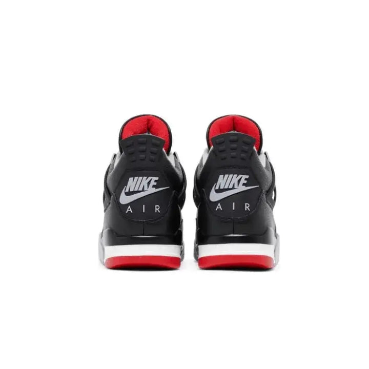 Air Jordan 4 Bred Reimagined pela parte traseira, com logo Jumpman em relevo e colar acolchoado para conforto extra.
