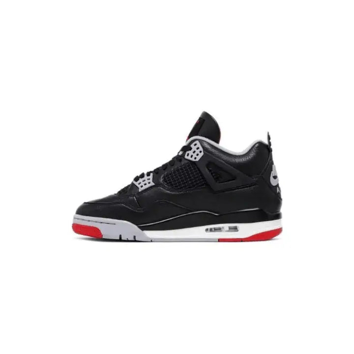Air Jordan 4 Bred Reimagined pelo lado esquerdo, revelando os painéis laterais em couro e o suporte estrutural clássico.