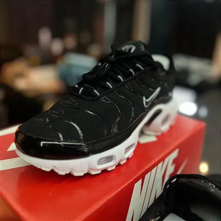 Air max plus TN black white
