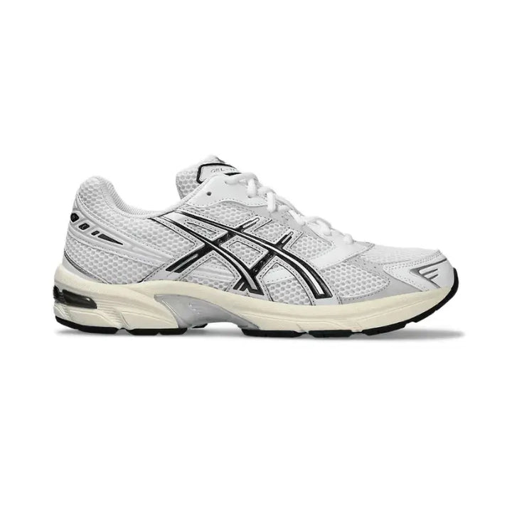 Vista lateral do ASICS GEL-1130 destacando o design retrô esportivo e o logotipo ASICS
