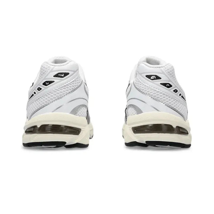 Parte traseira do ASICS GEL-1130 com detalhes no calcanhar e base do solado