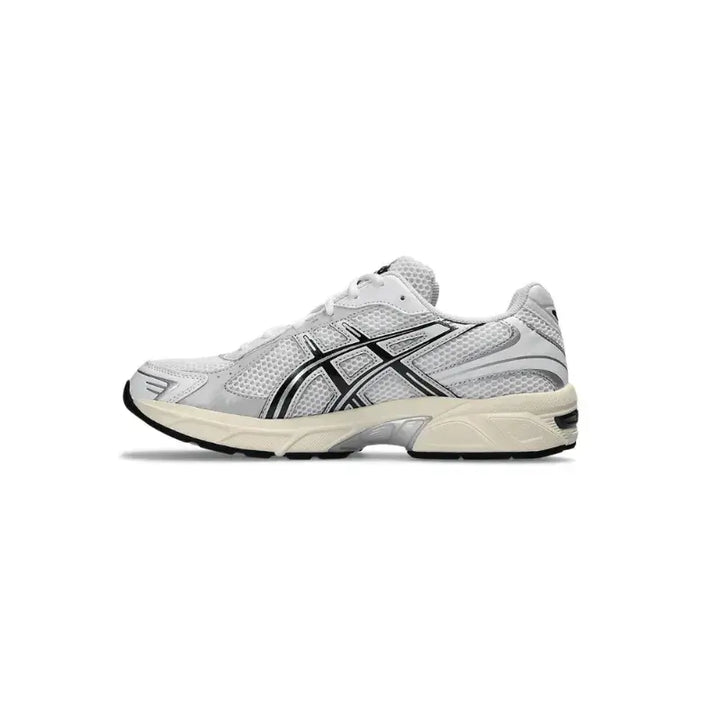 Lado esquerdo do ASICS GEL-1130 com assinatura da marca e estrutura de suporte lateral