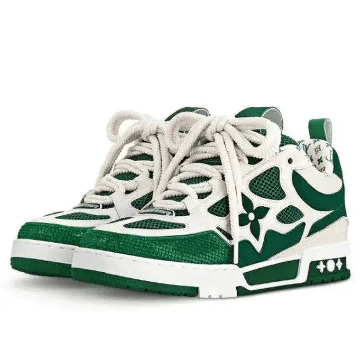 LV Skate Green em vista diagonal frontal destacando o monograma LV no cabedal e os cadarços em contraste.