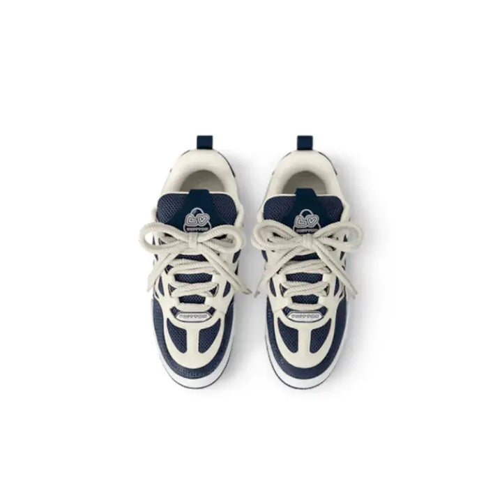 LV Skate Marine fotografado de cima, destacando a lingueta acolchoada e os ilhoses metálicos elegantes.