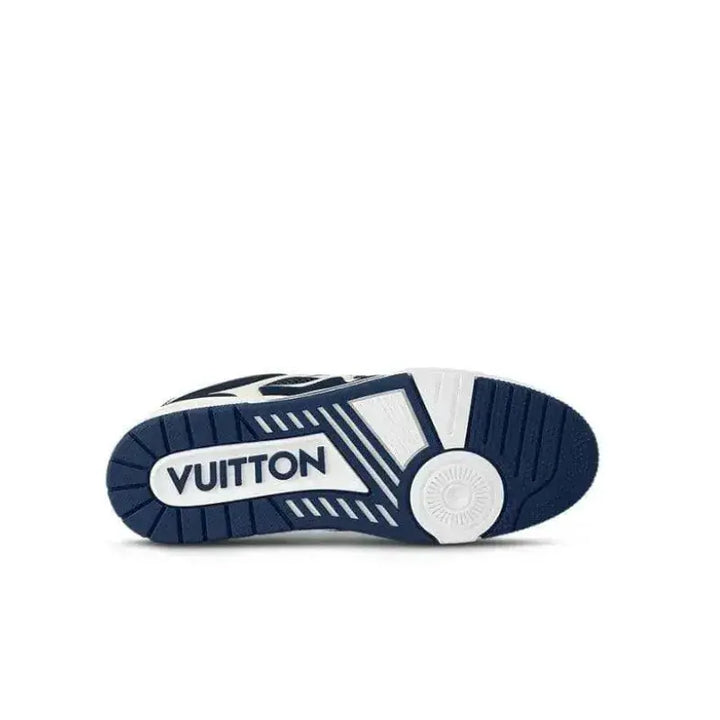 LV Skate Marine com sola exposta, revelando o grip inspirado em tênis de skate e assinatura emborrachada.
