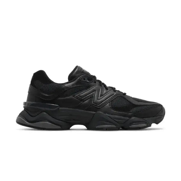 NB 9060 Triple Black visto pela lateral direita, com sobreposição de painéis escuros e perfil estruturado.