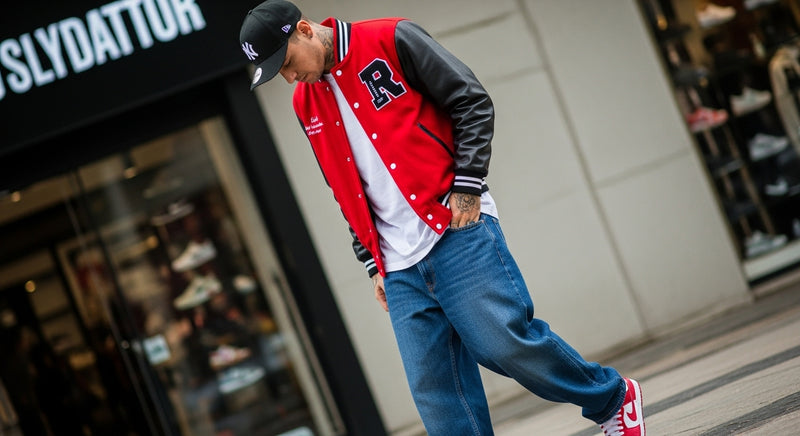 Homem posando em frente à loja Slydattor, representando o estilo próprio e a identidade da marca na seção Sobre Nós