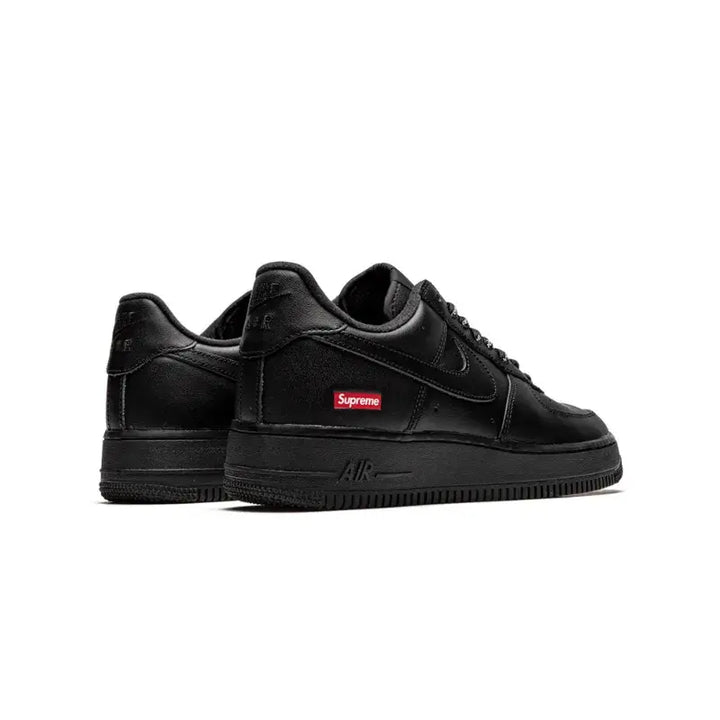 Visual traseiro em diagonal do Supreme x Nike Air Force 1 Low Black mostrando o shape e design clean