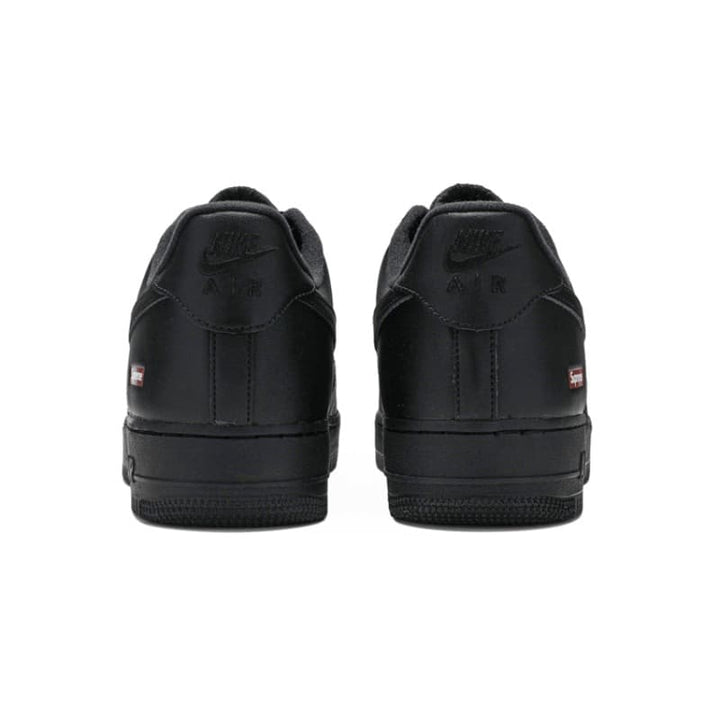 Visual traseiro em diagonal do Supreme x Nike Air Force 1 Low Black mostrando o shape e design clean