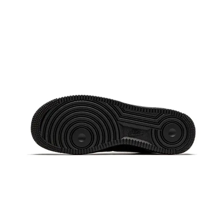 Sola do Supreme x Nike Air Force 1 Low Black com padrão de tração circular clássico da Nike