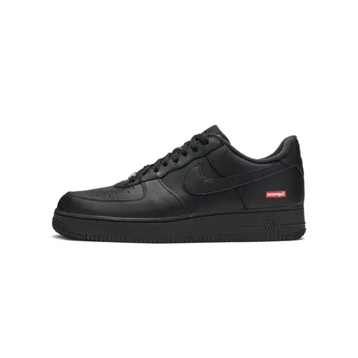 Vista lateral esquerda do Supreme x Nike Air Force 1 Low Black com acabamento em couro preto e design minimalista